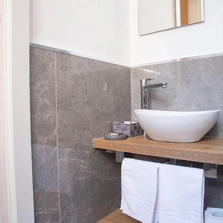 Ad Tritone ゲストハウス 4*